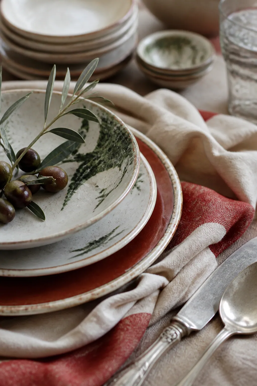 Détails de vaisselle artisanale et de linge de table