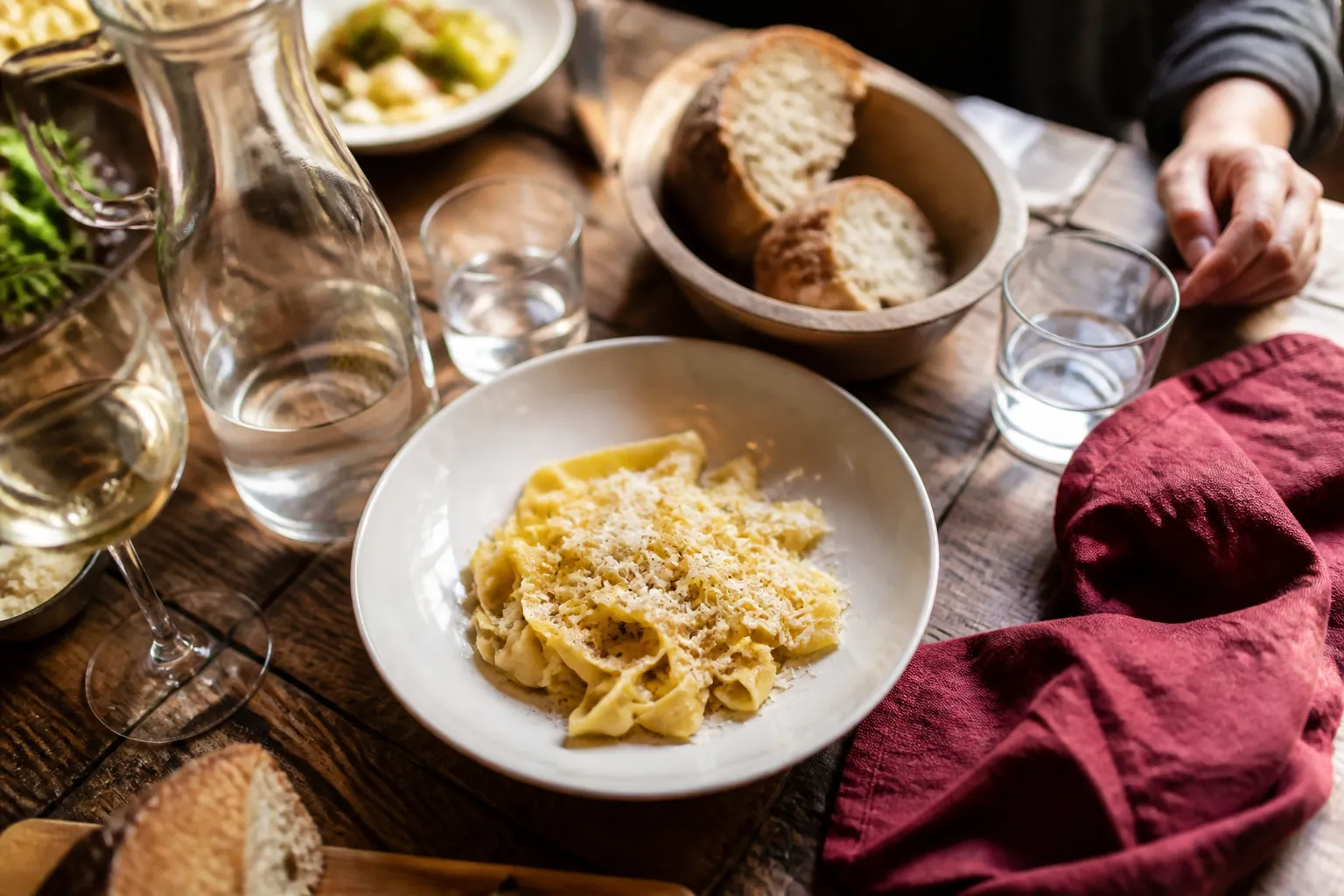Assiette de pâtes fraîches servie sur une table conviviale